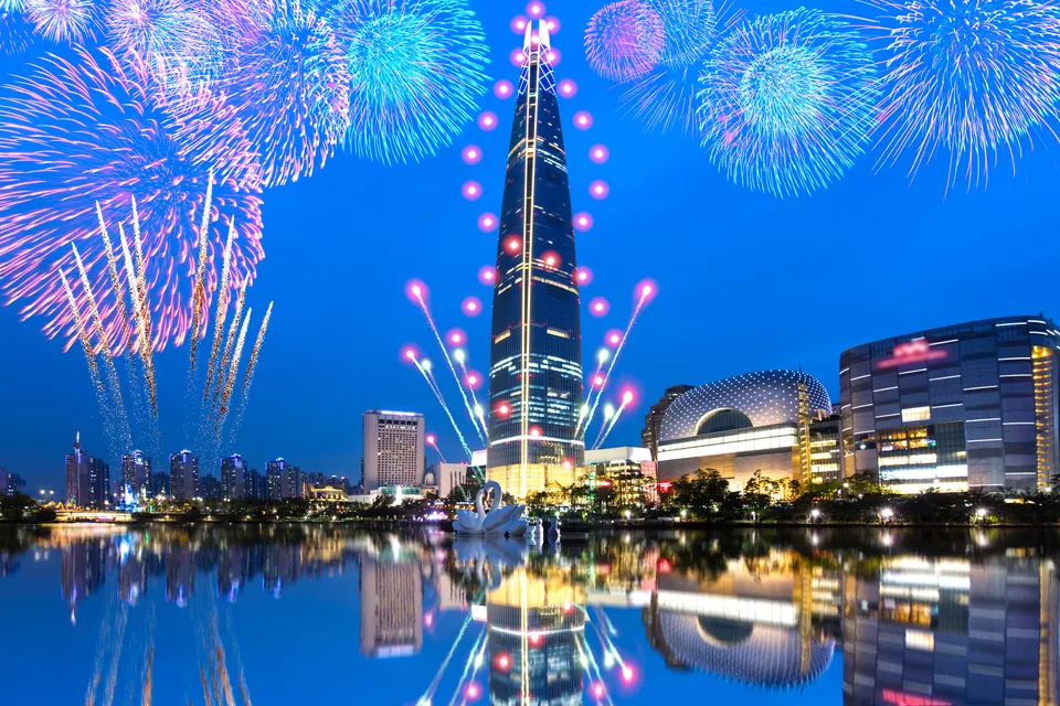 Seoul Viewpoints for Groups: Towers, Decks and Free Lookouts